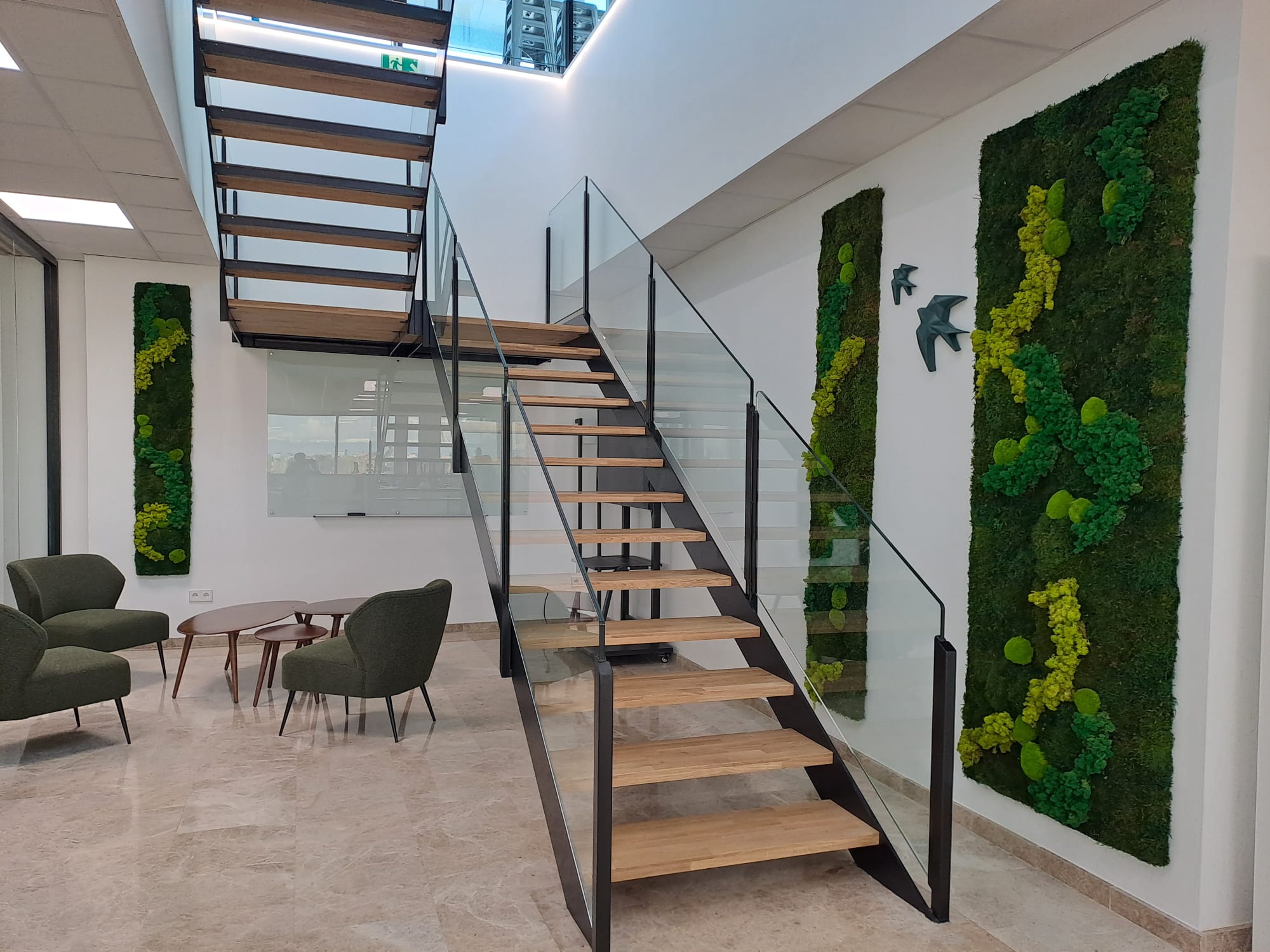 Jardín vertical artificial en oficina interior realizado por Mi Jardín Vertical