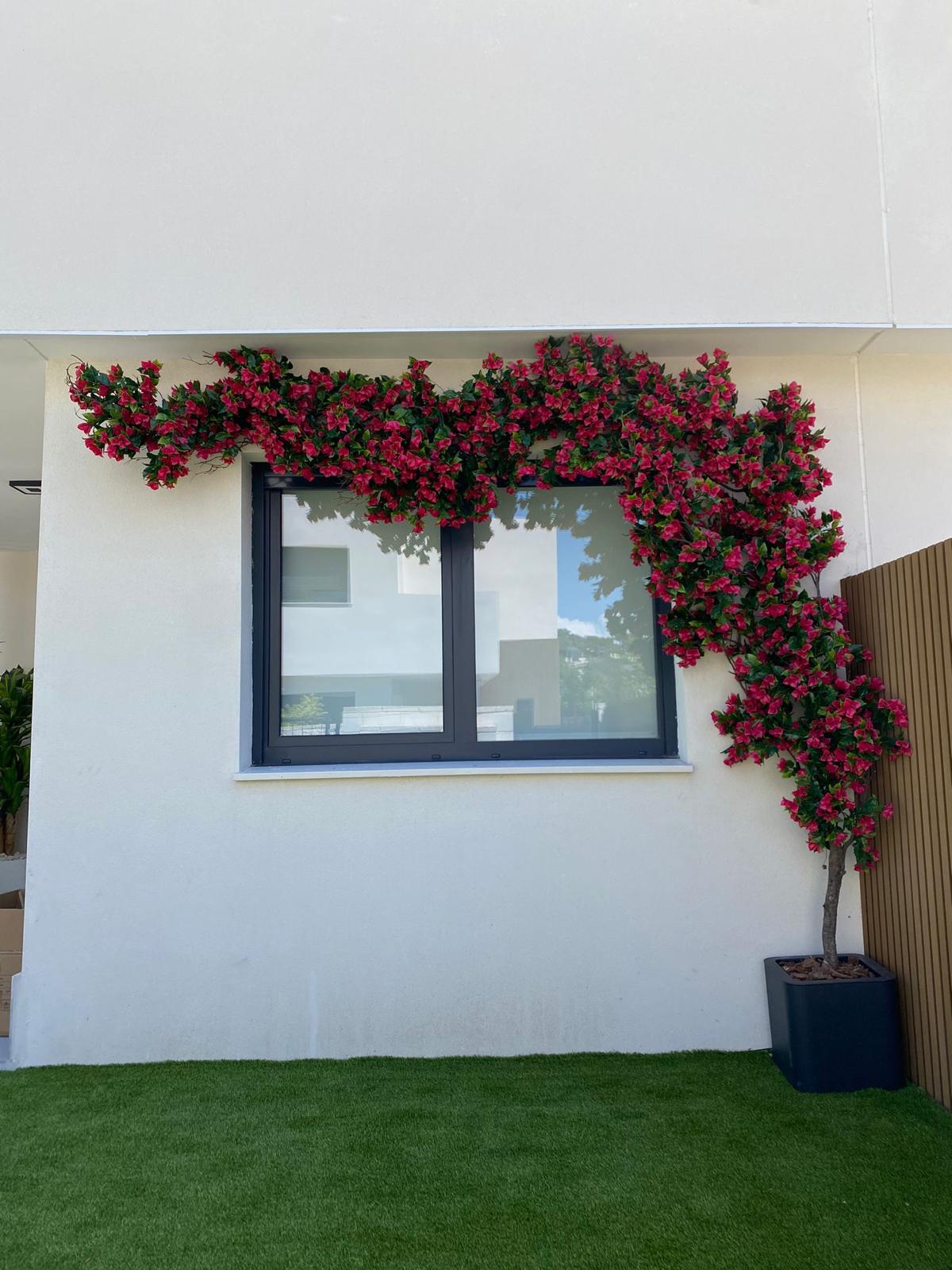 Vista completa de terraza con buganvilla artificial instalada por Mi Jardín Vertical