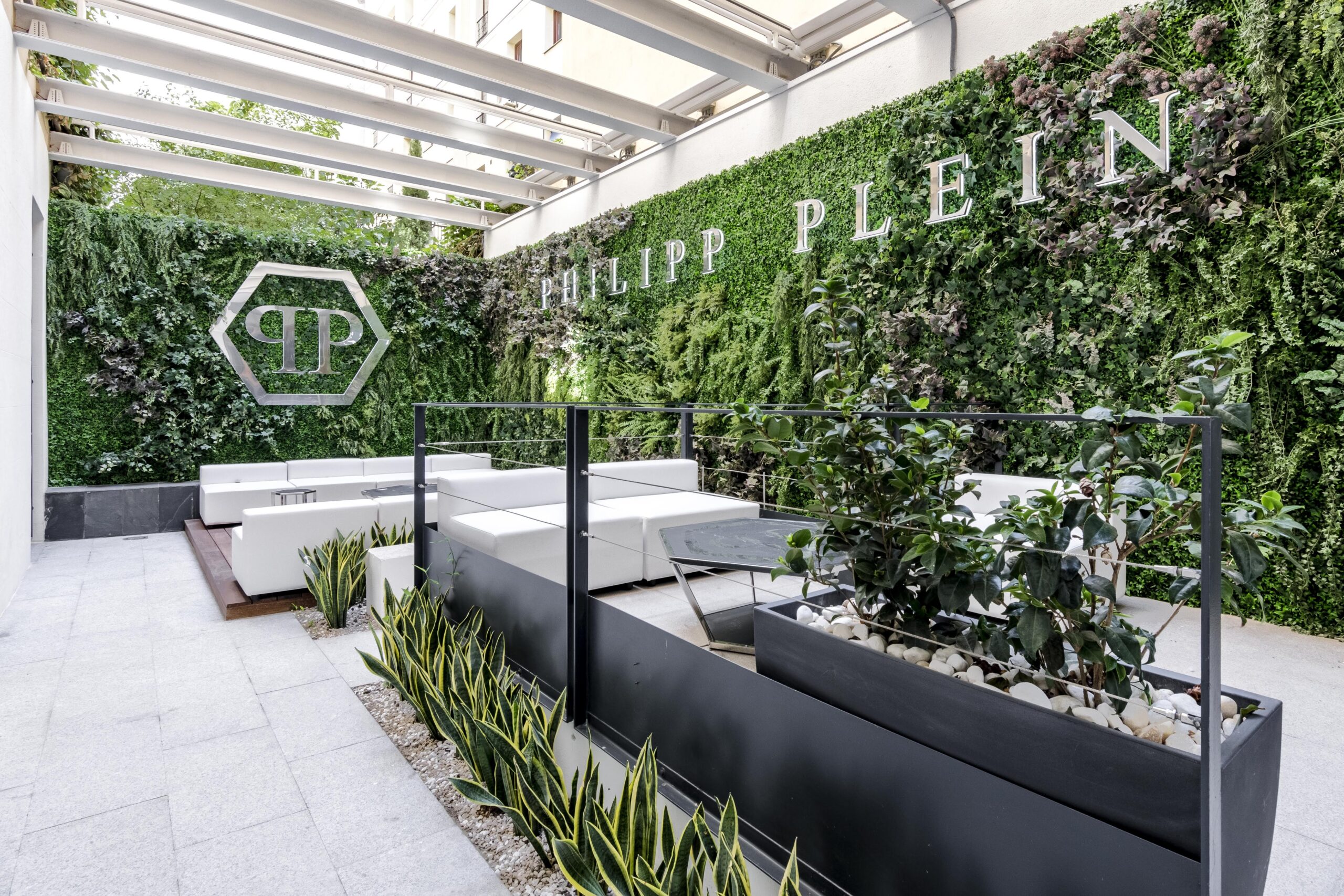Logo vegetal a medida para identidad de marca en espacio corporativo premium