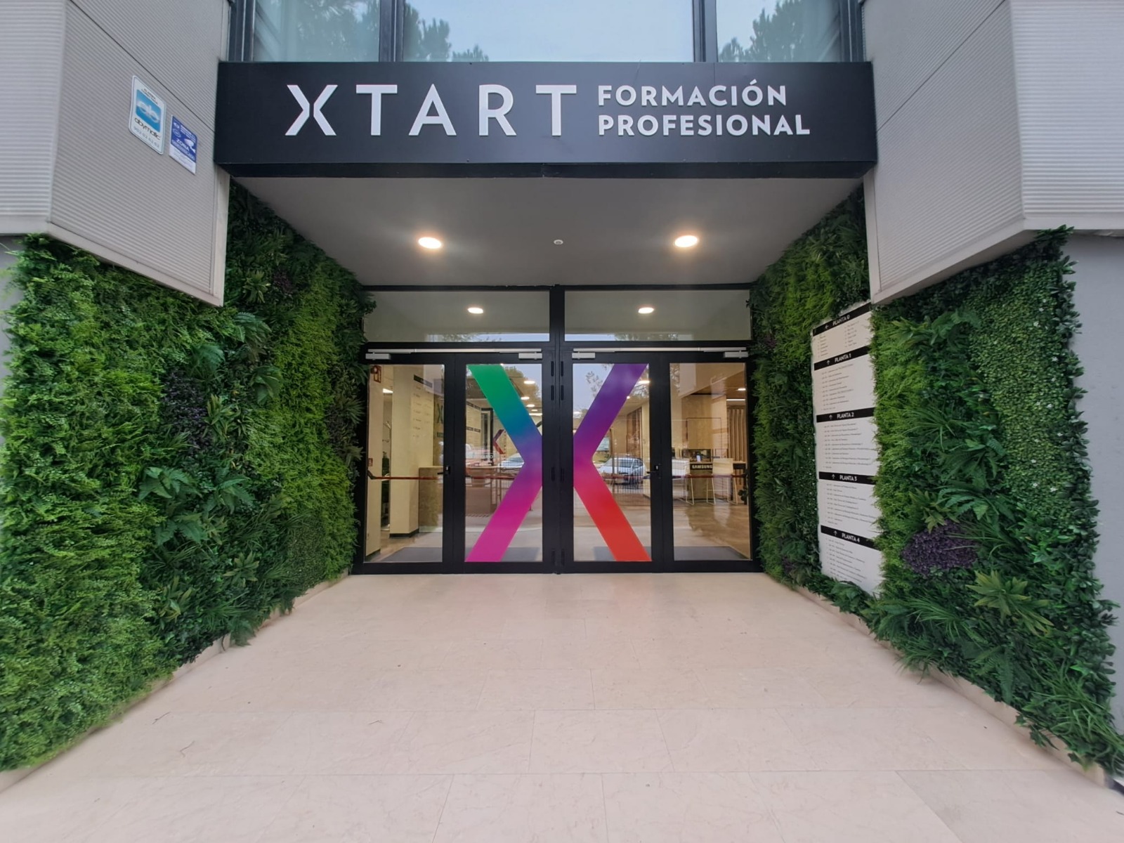 Instalacion profesional de fachada vegetal a medida en proyecto real