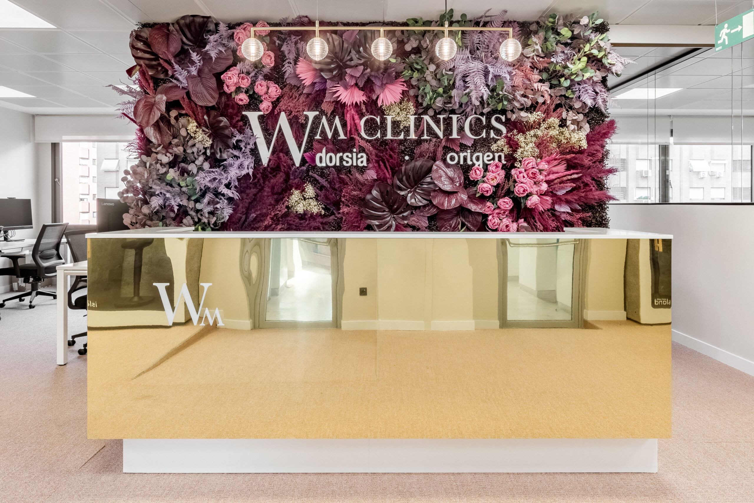 Detalle de logo vegetal premium para recepcion de empresa o local contract
