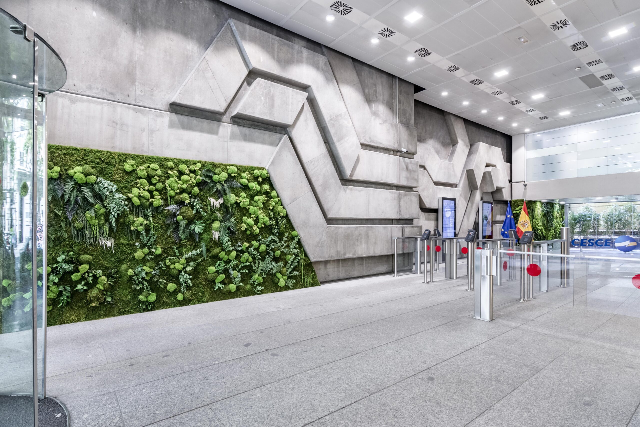 Jardín vertical interior en espacio de oficina diseñado por Mi Jardín Vertical