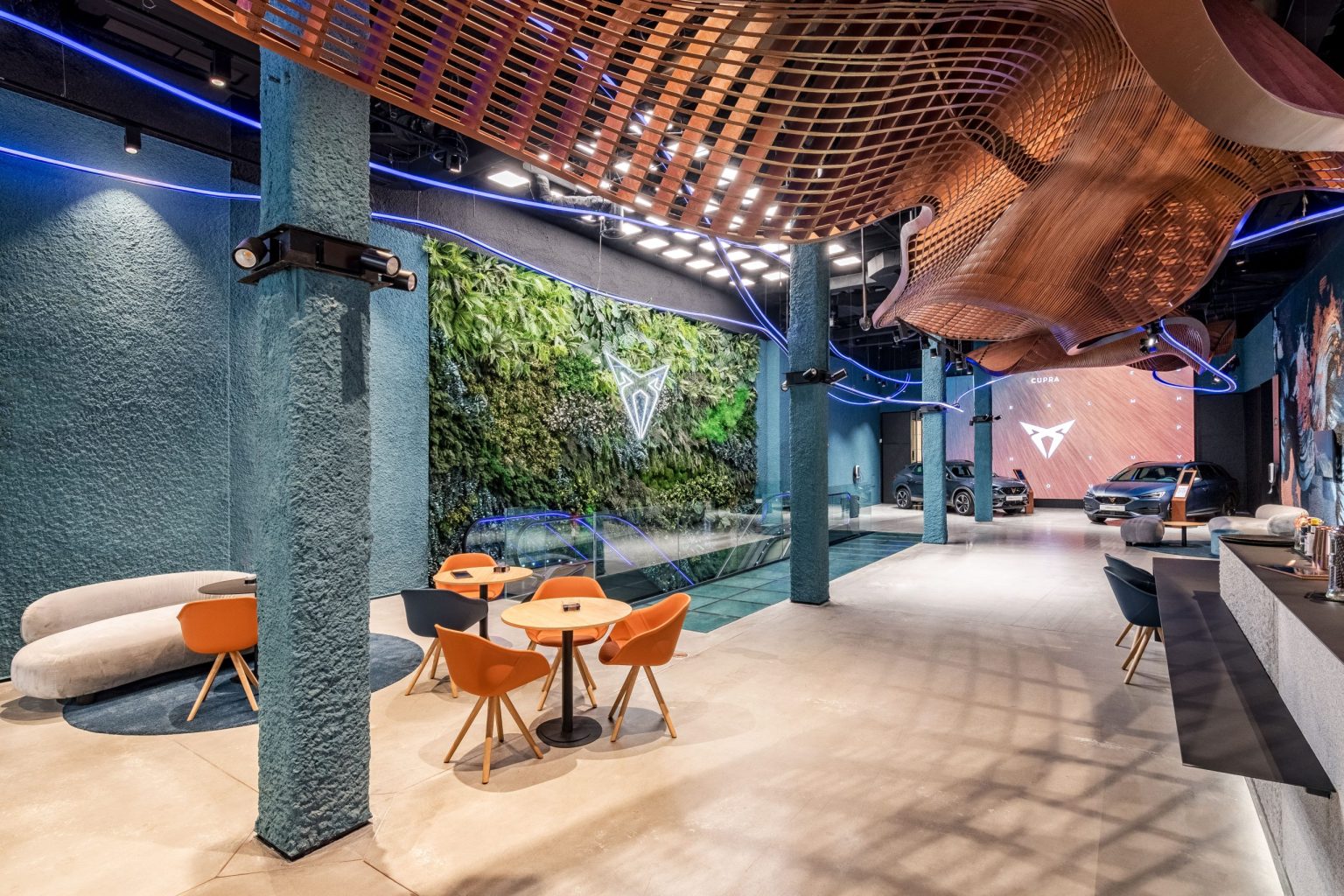 Jard&iacute;n vertical de gran formato con logo en ne&oacute;n en espacio Cupra