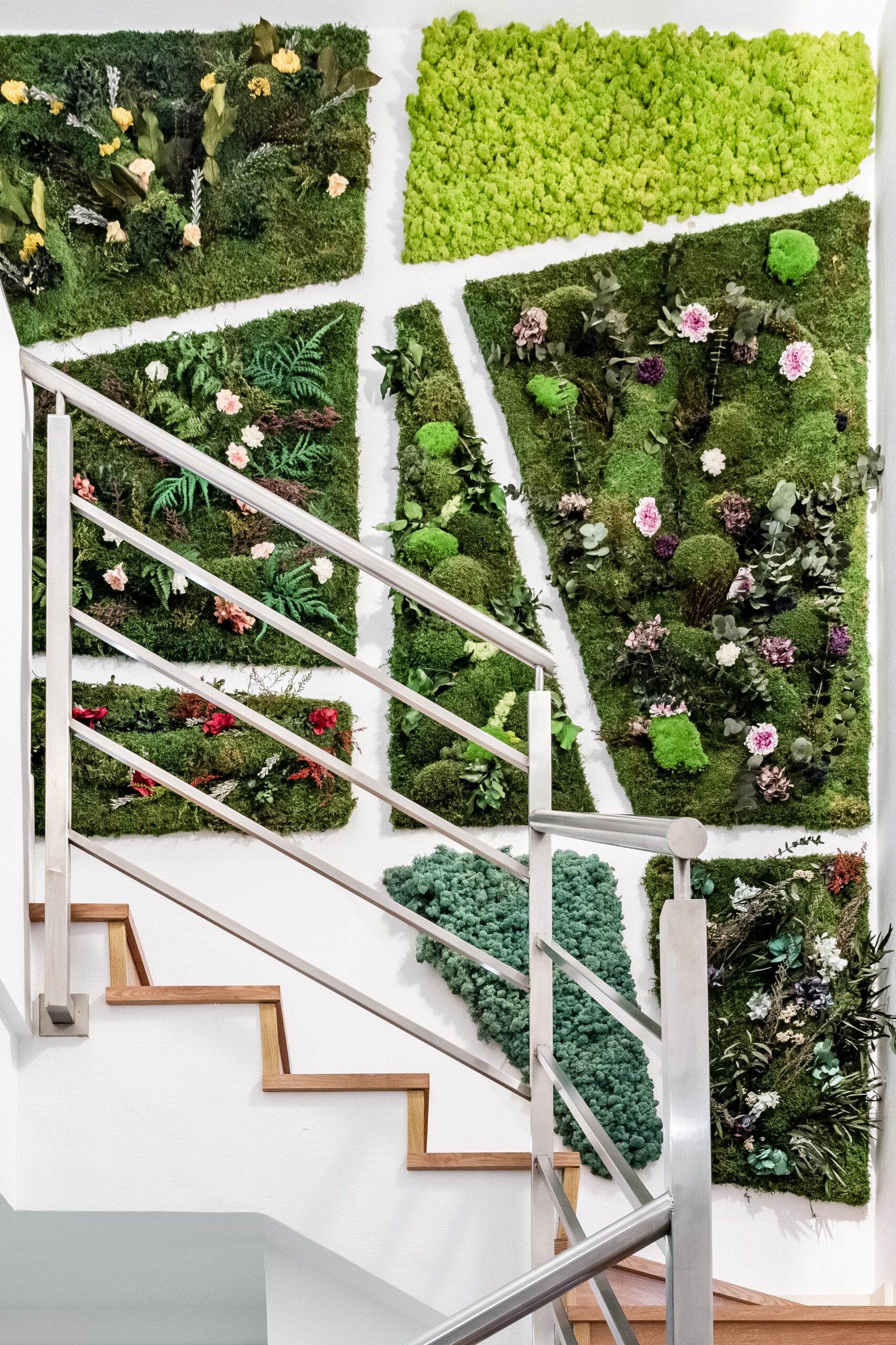 Escalera con musgo preservado en proyecto interior premium