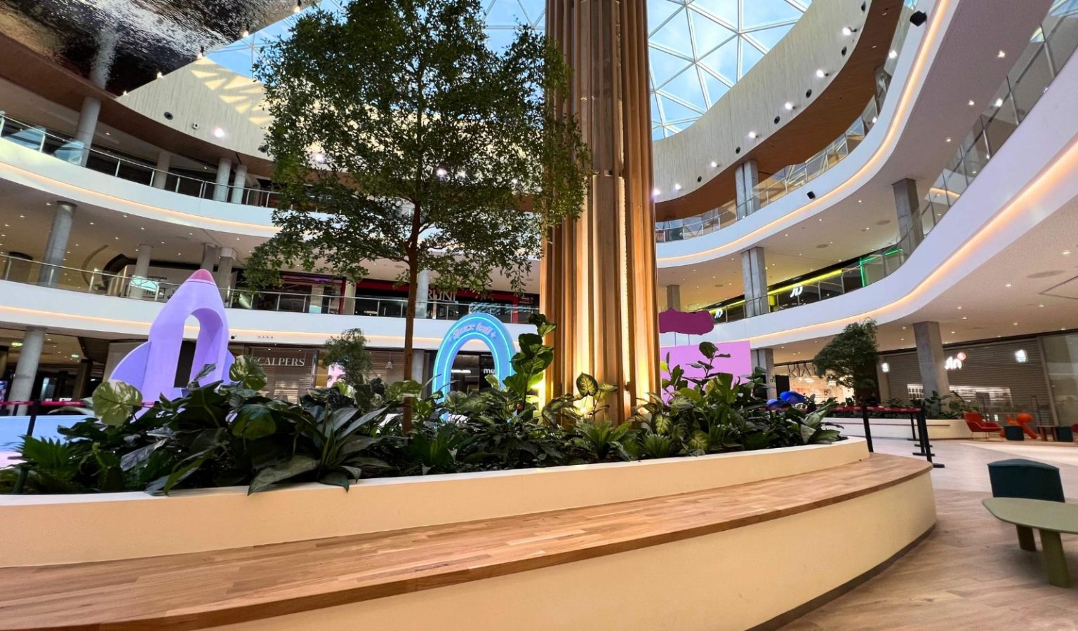 Vegetaci&oacute;n en jardineras a medida del centro comercial Marineda City