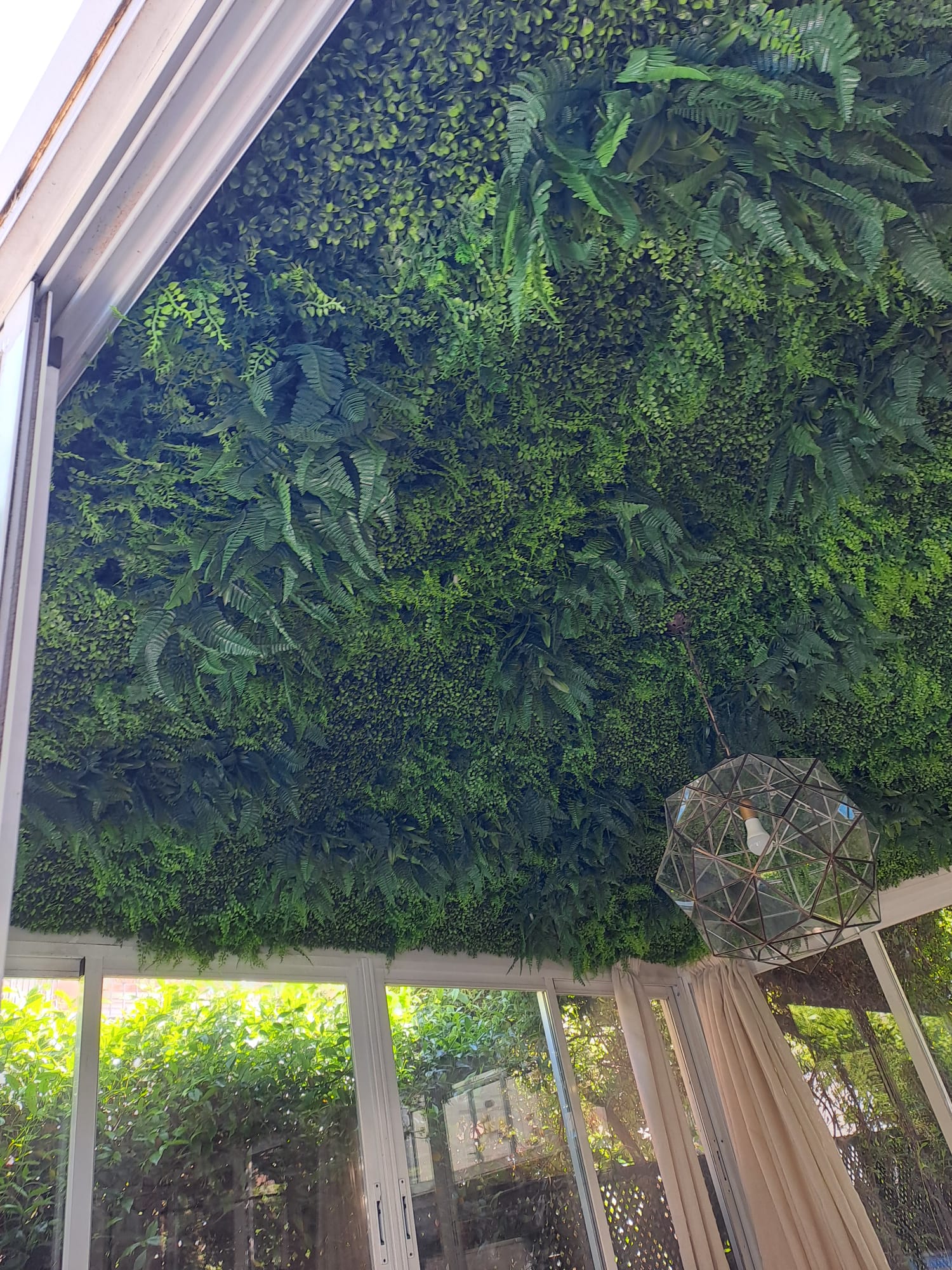 Detalle de techo vegetal residencial con acabado de alta decoración
