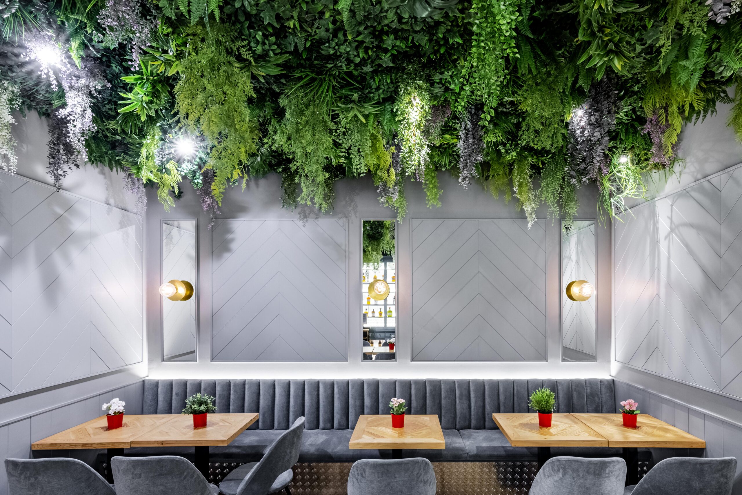 Techo vegetal artificial premium en un espacio corporativo