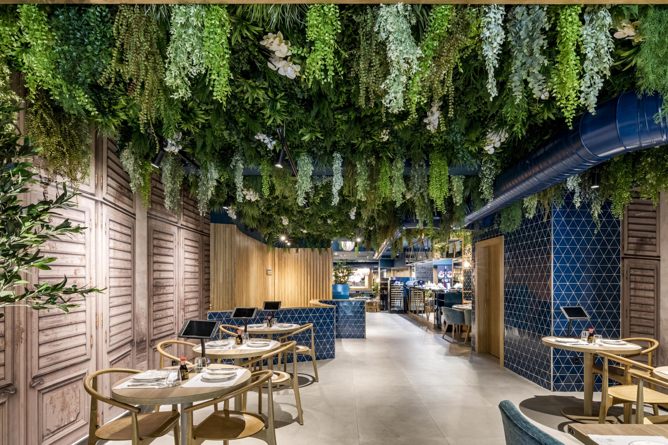 Integración de techo vegetal a medida en un interior profesional