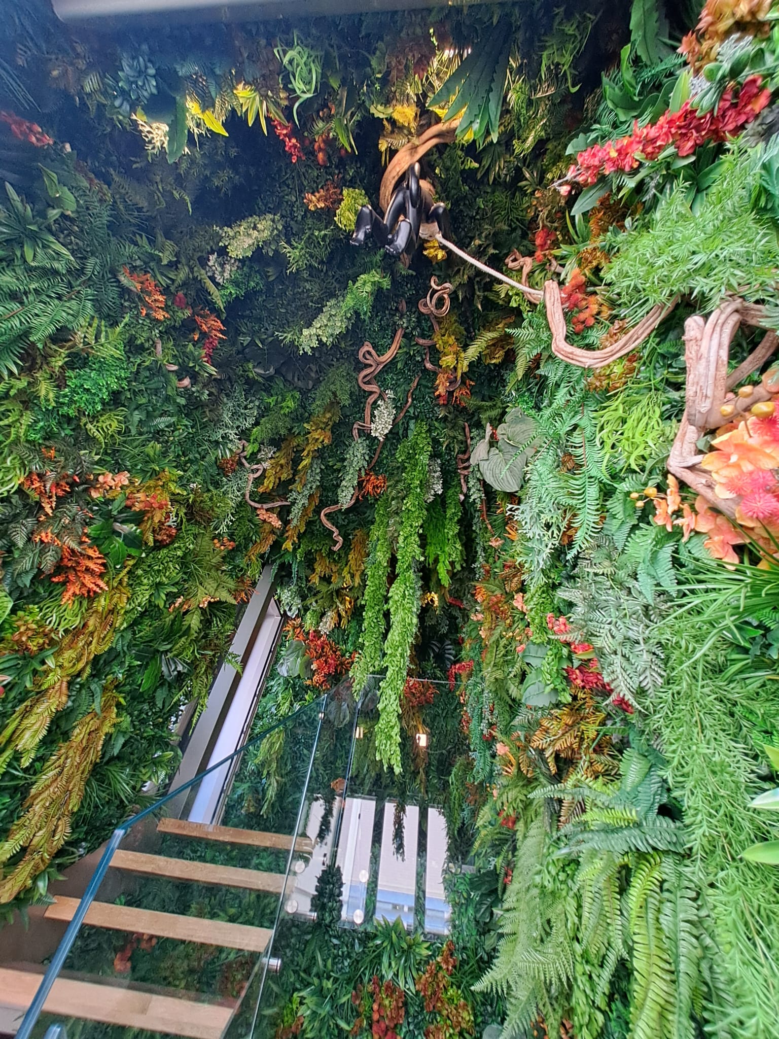Detalle de textura de un techo vegetal artificial premium de acabado selvático