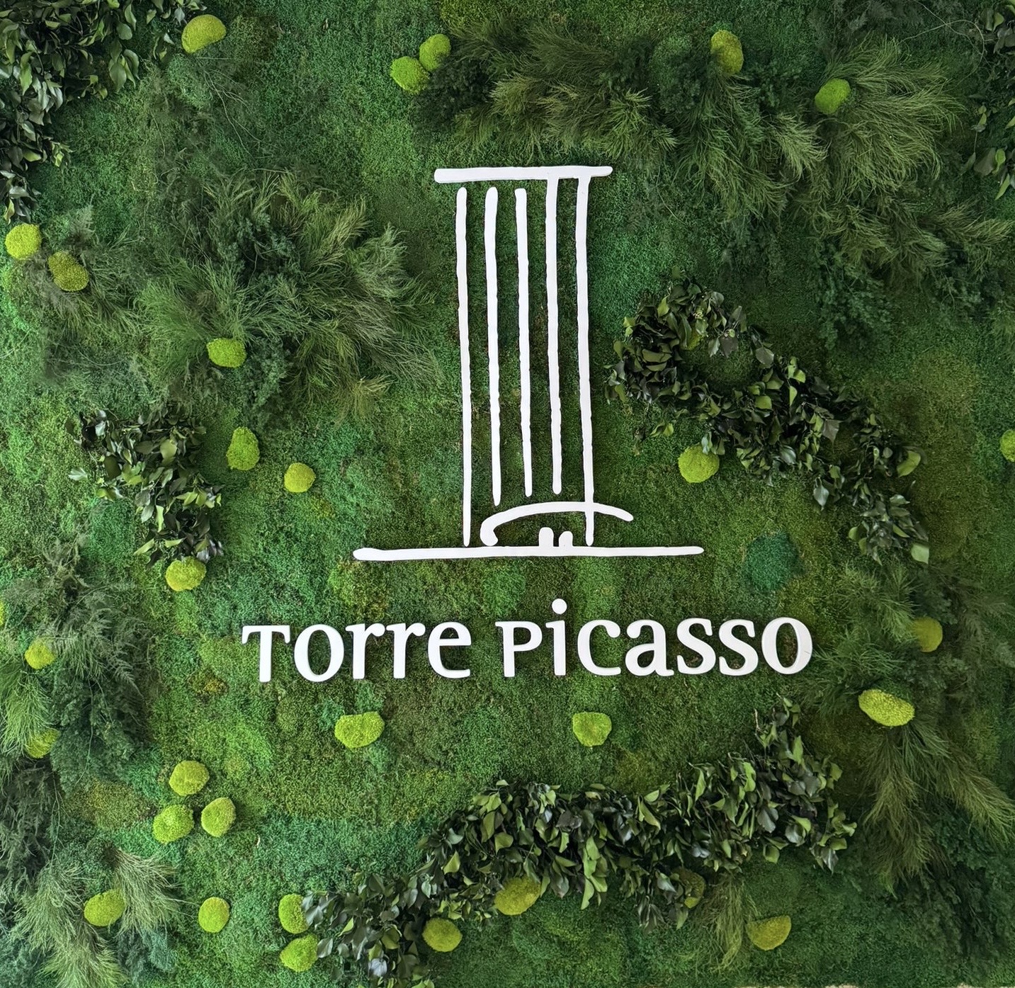 Identidad corporativa integrada en una composición vegetal vertical