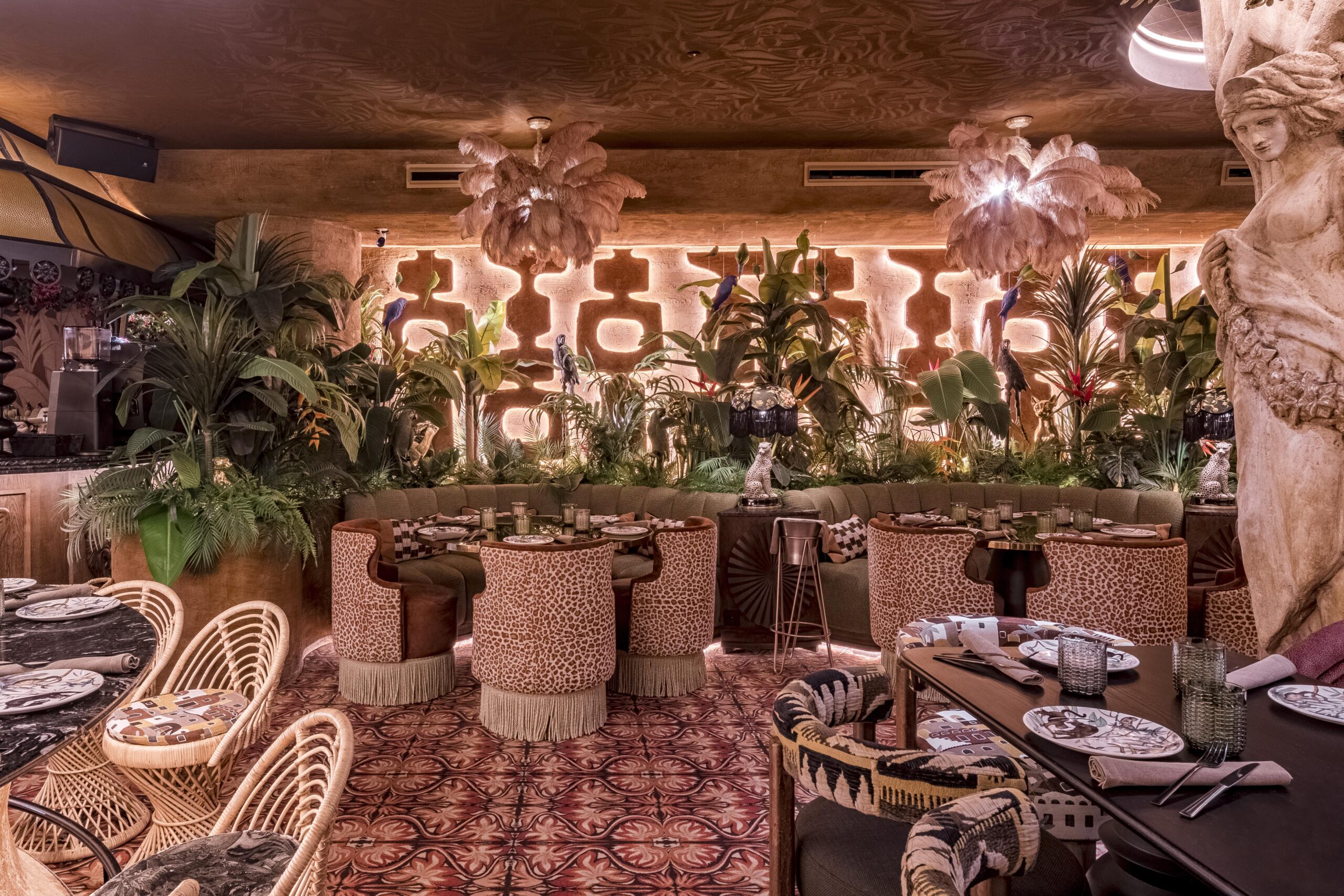 Ambiente amplio de restaurante premium con decoración vegetal integrada en techo y arquitectura