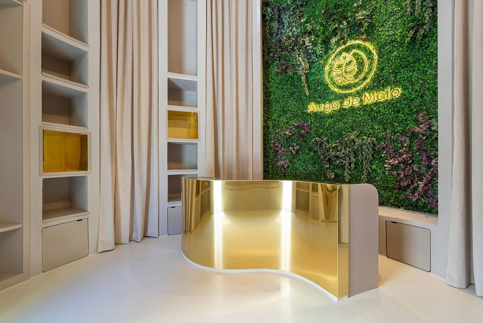 Jardín vertical de Auga de Maio integrado en la recepción con el nombre del spa.